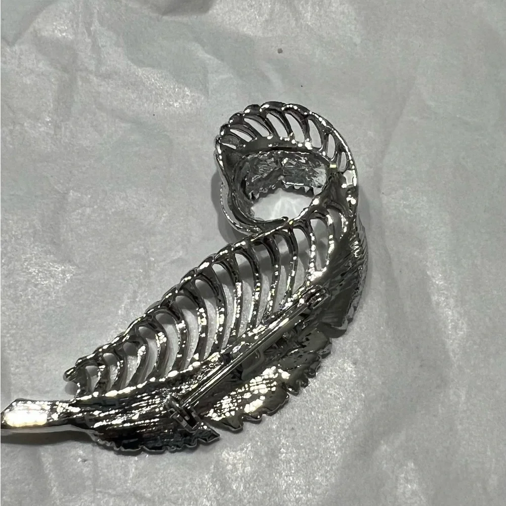 Sparkling Silver Vintage Feather Pin